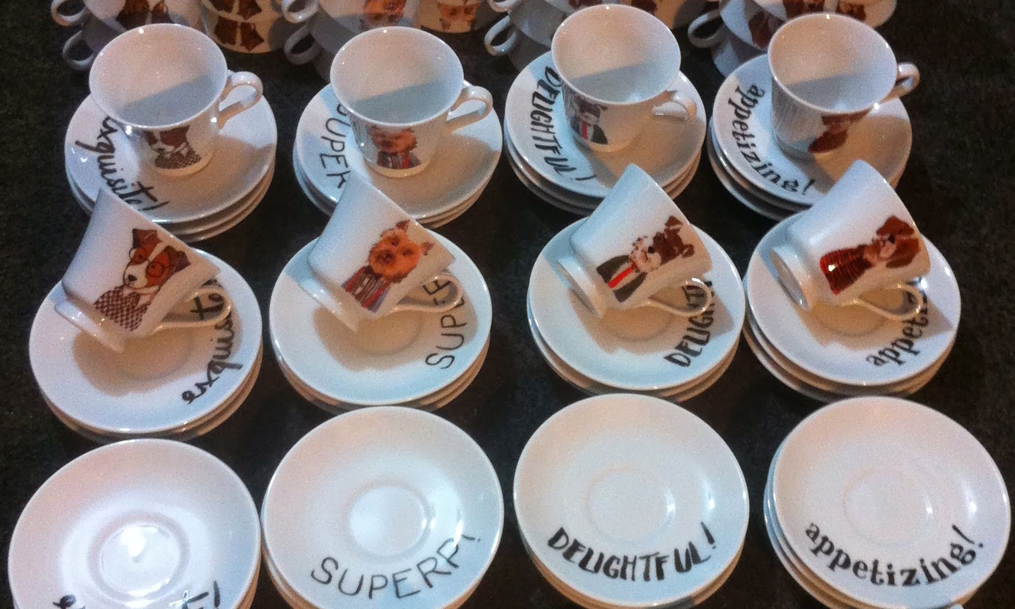 Decalques coloridos aplicado em xícaras de porcelana